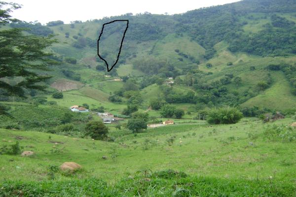 Quer construir uma casa em uma serra, bem no meio da natureza? Área com 1,5 alqueire,  com linda vista panorâmica para a Pedra do Elefante, formada com mata,  nascente de água, ideal para quem quer sossego, a apenas  6Km de Andradas. São terras ladeirosas, mas tem uma terraplenagem com aproximadamente 300m², onde da para construir. O acesso ideal é com veículo 4 x 4. - foto 2